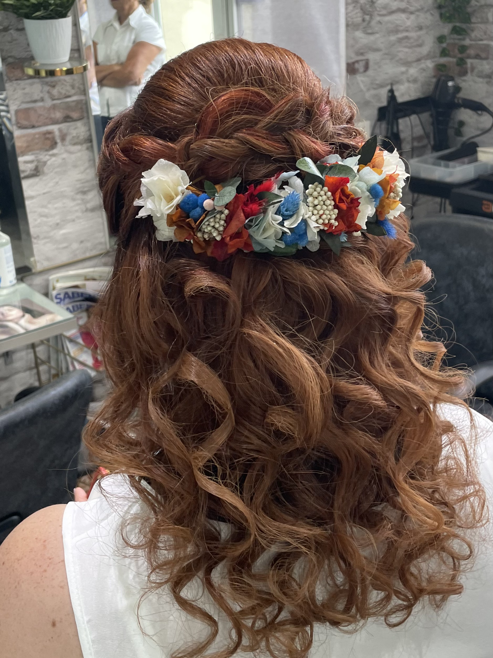 Estilista trabajando con cliente en ambiente elegante