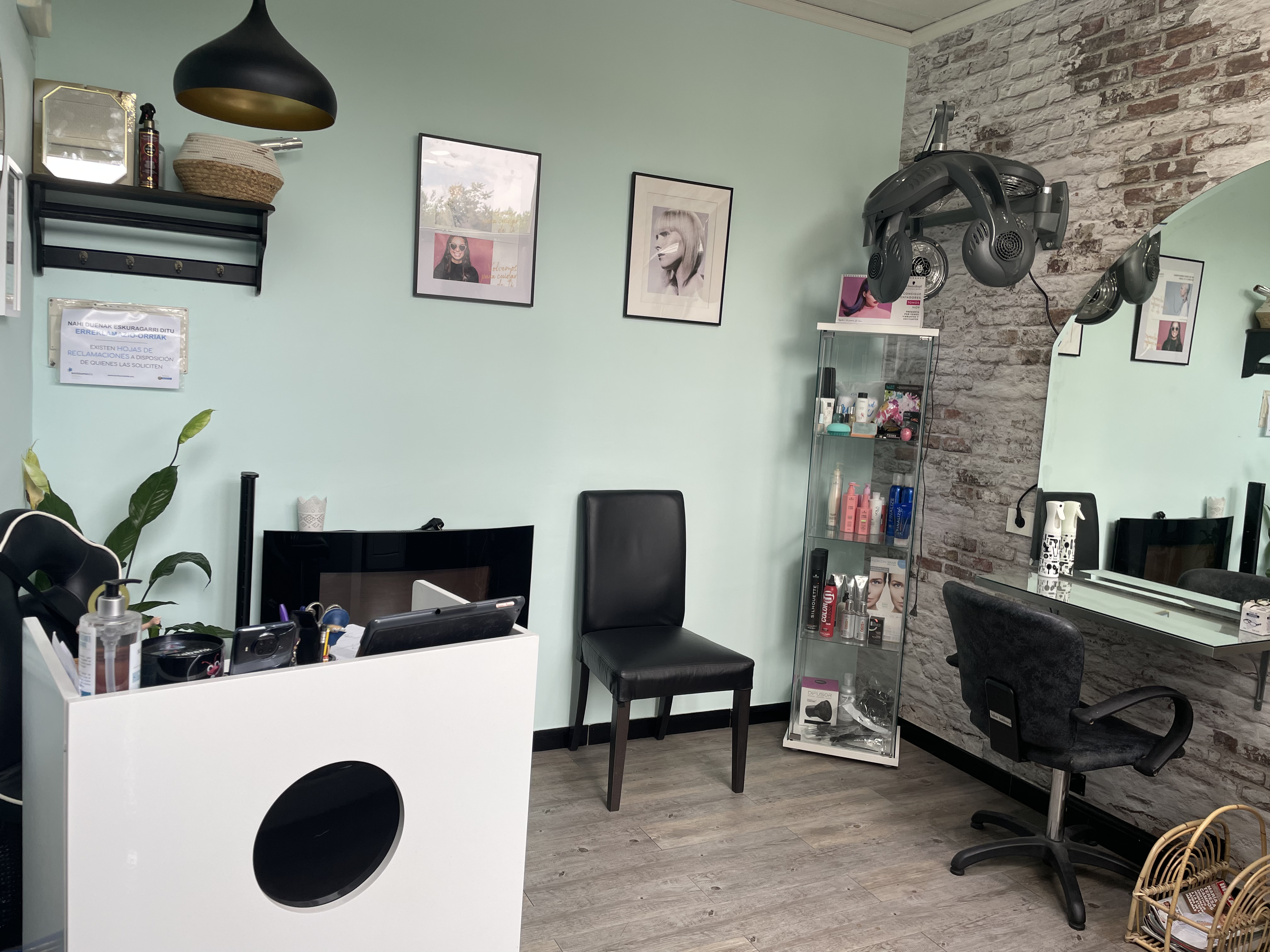 Vista del salón con pared de ladrillo y zona de trabajo