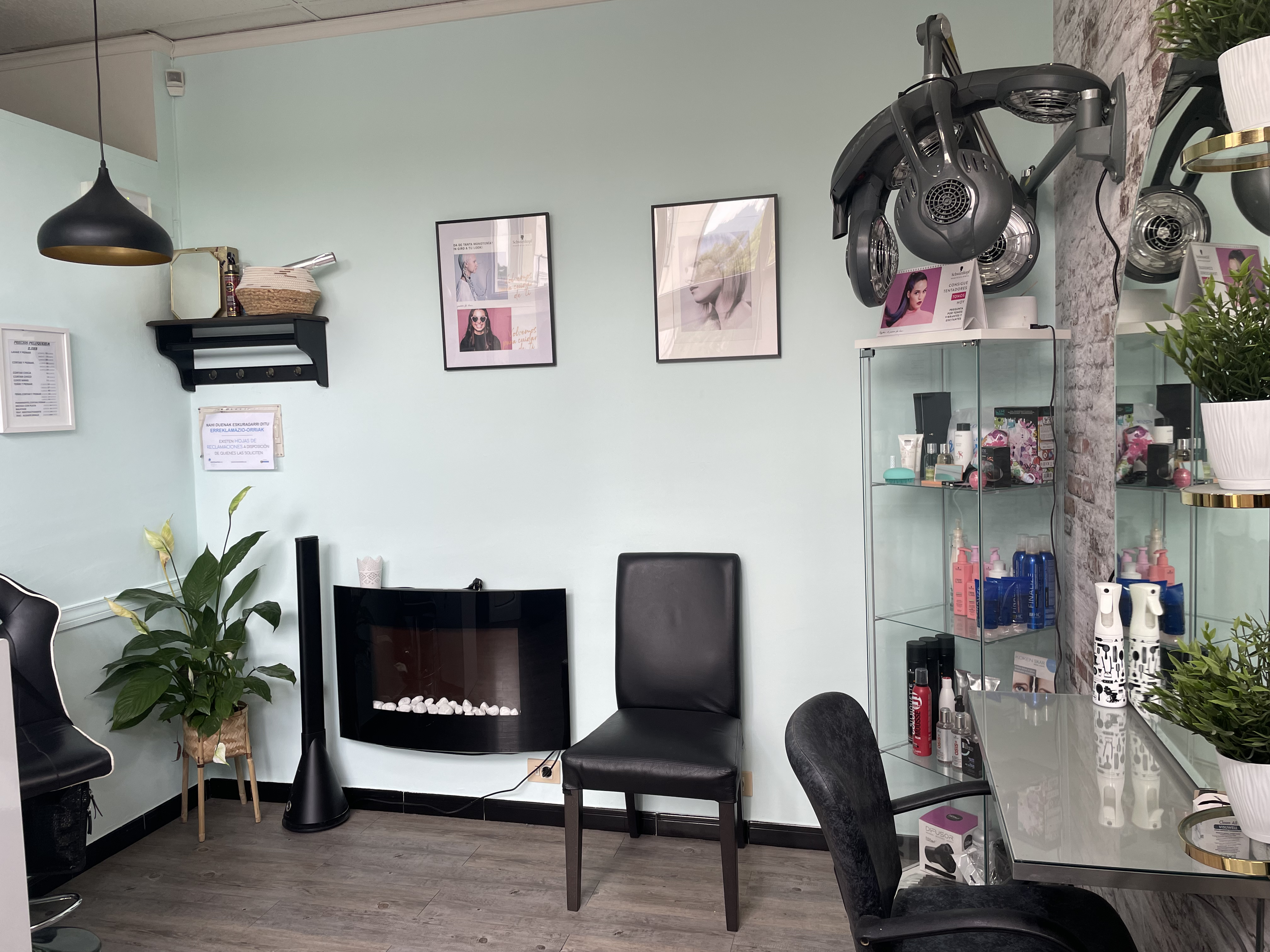 Interior moderno con iluminación elegante