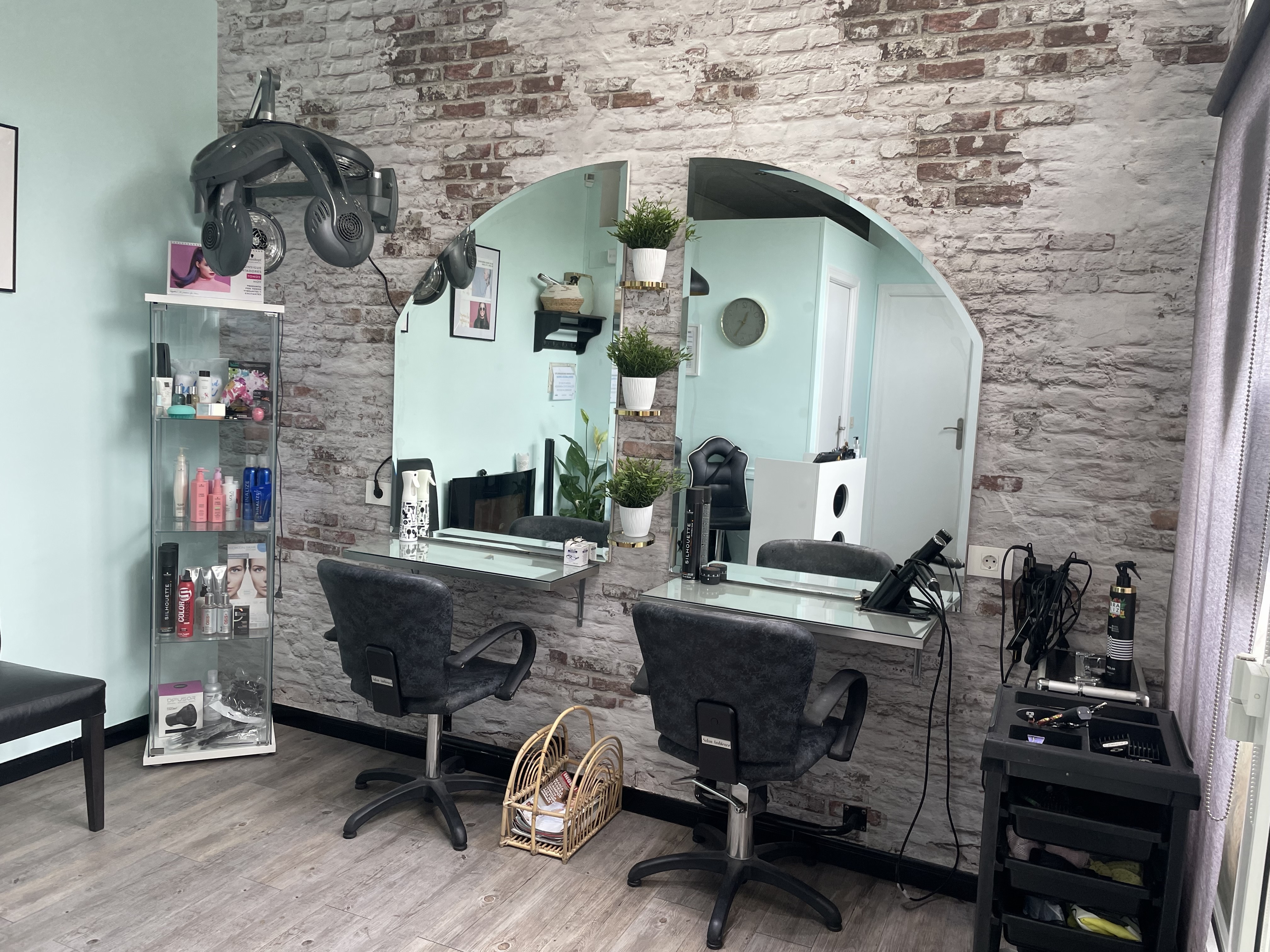 Interior de Peluquería Elena con espejos, sillas y decoración moderna