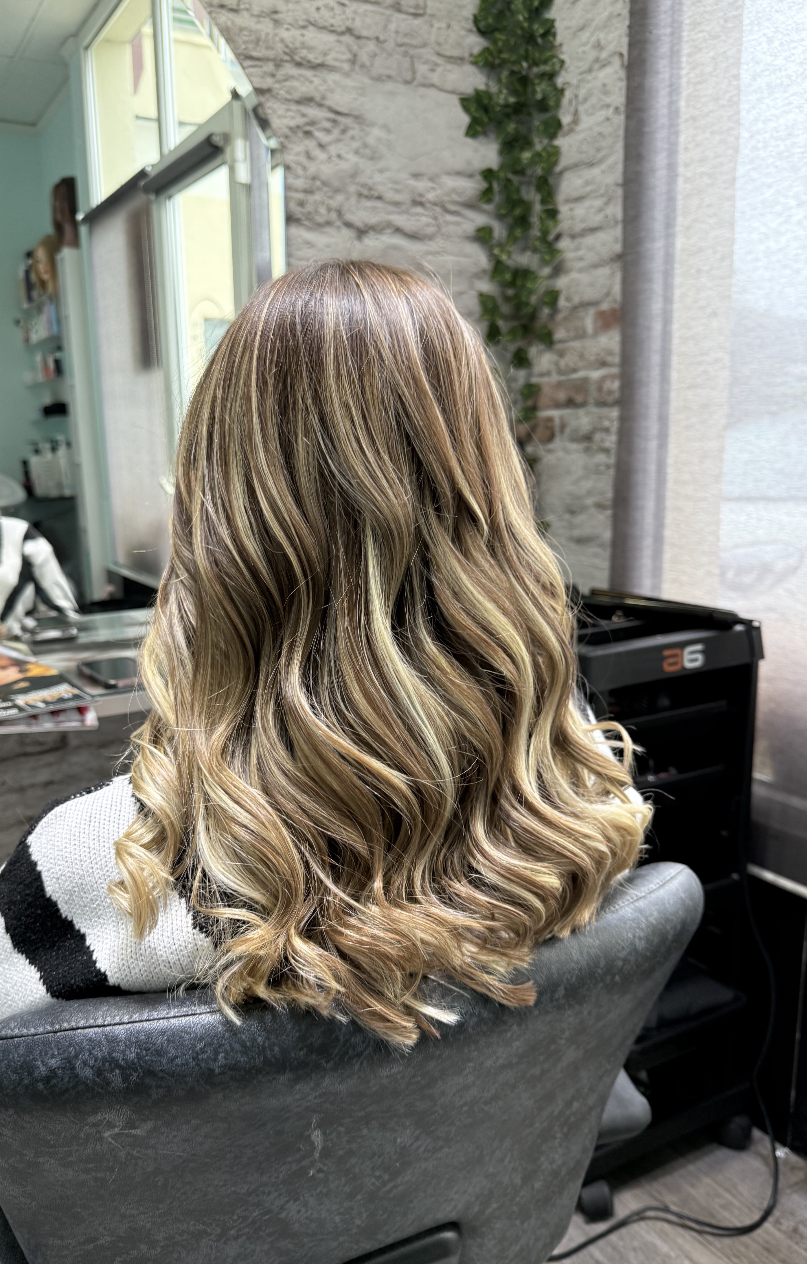 Coloración profesional con mechas rubias onduladas